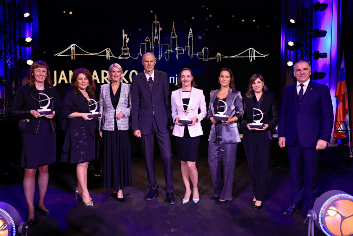 Prejemnice priznanja Artemida 2024 v druzbi Iztoka Seljaka in Marka Lotrica Mediaspeed